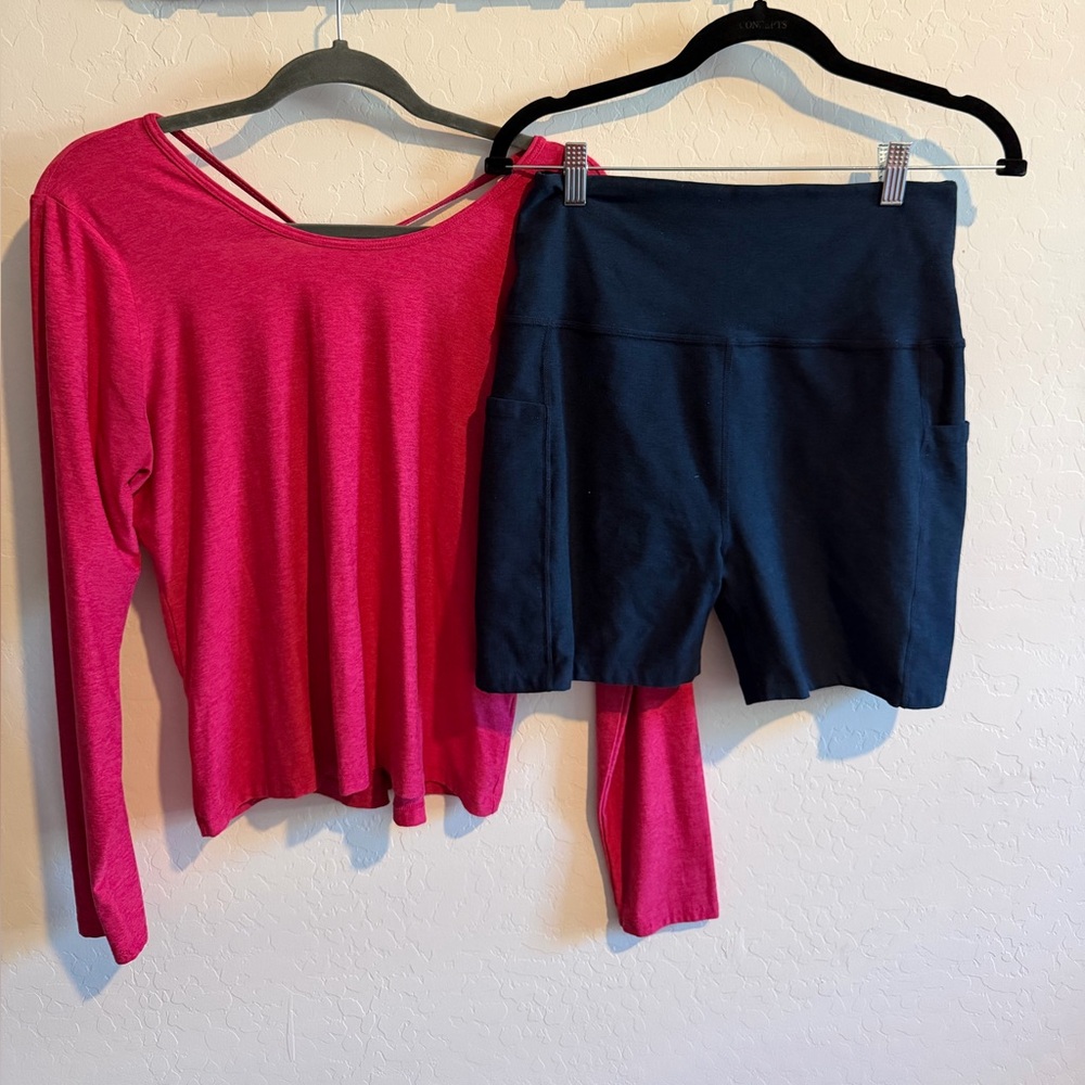 Beyond Yoga spacedye workout Set Women's pink top and navy shorts.